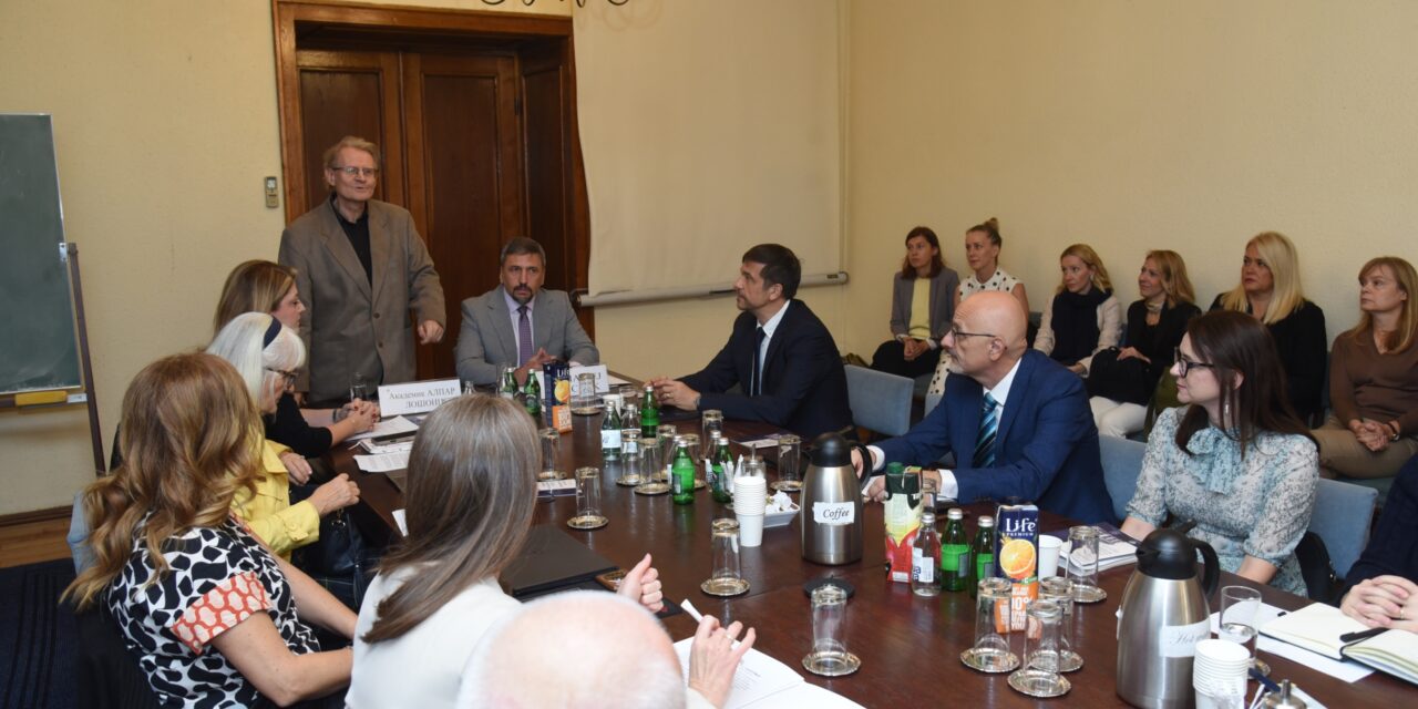 Papíron kitűnőre vizsgázik Szerbia, de a gyakorlatban sok a hiányosság a kisebbségi jogérvényesítésben