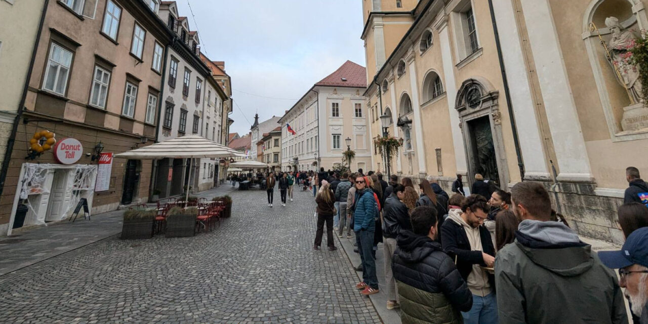 Ljubljanában hosszú sorban állnak az emberek (videó)