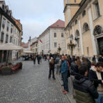 Ljubljanában hosszú sorban állnak az emberek (videó)
