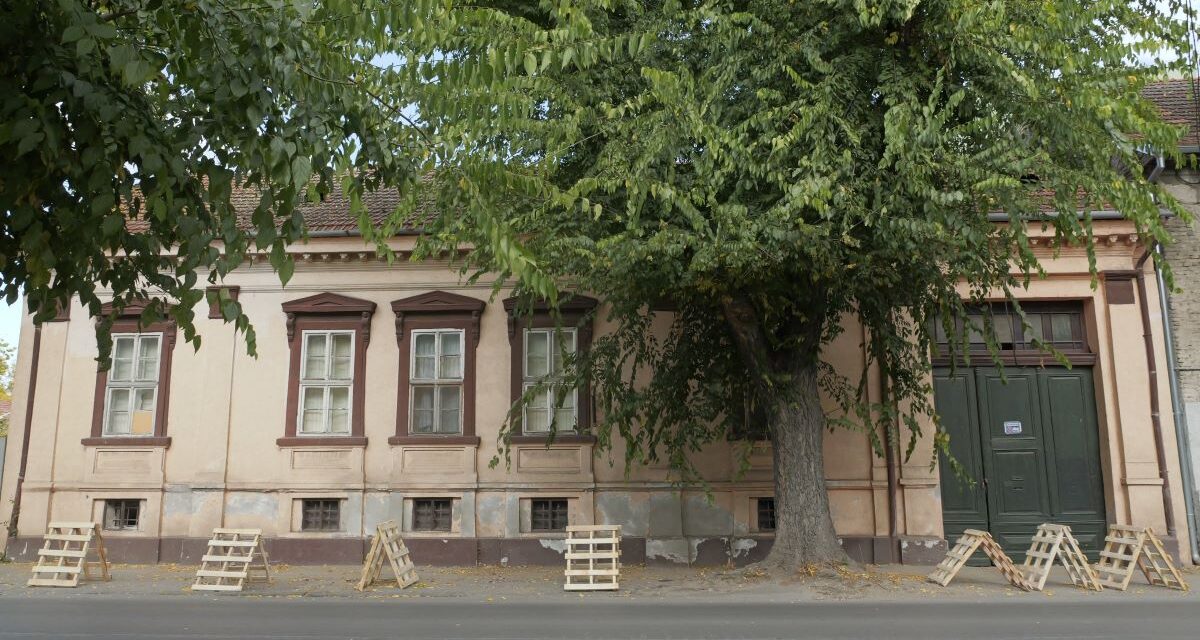 Megint lebontanak egy régi, historizáló stílusú házat Szabadkán