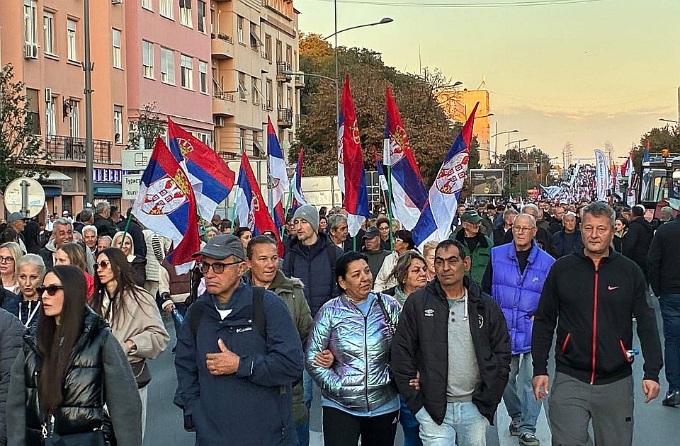 Újságírókat támadtak meg a Szerb Haladó Párt újvidéki nagygyűlése előtt