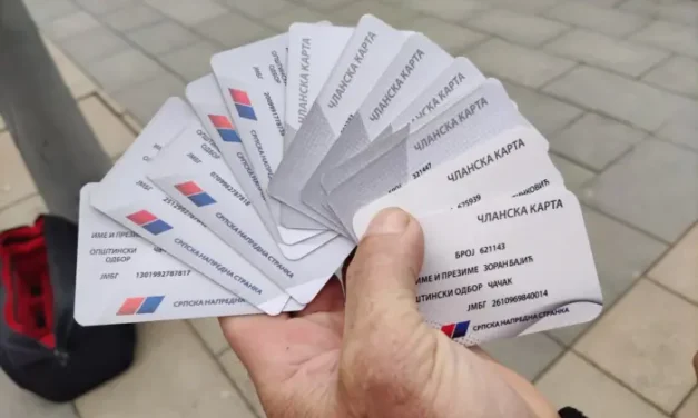 Egyetlen városban több mint 300 párttagsági kártyát adtak vissza