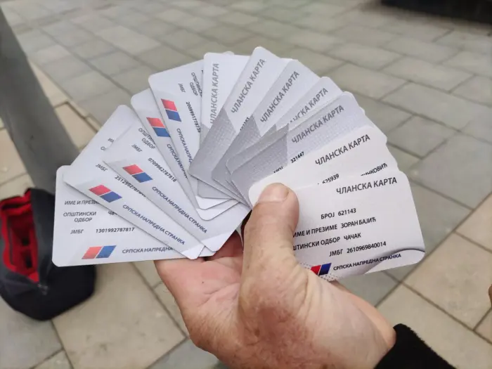 Egyetlen városban több mint 300 párttagsági kártyát adtak vissza