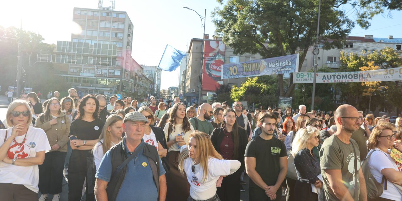 78 napja nem kaptak fizetést – az Oktatási Minisztérium előtt folytatják a tiltakozást