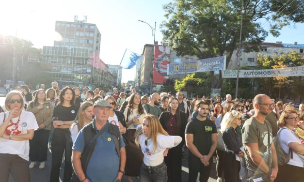 78 napja nem kaptak fizetést – az Oktatási Minisztérium előtt folytatják a tiltakozást