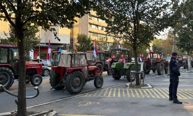 A nagygyűlésre érkező traktorok közlekedési káoszt okoznak Újvidéken
