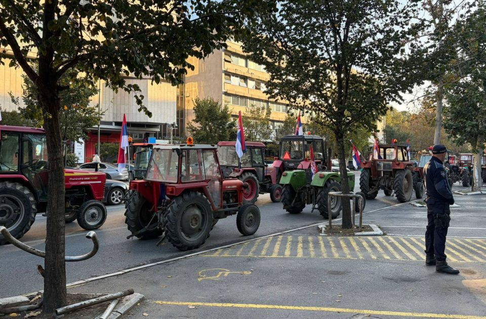 A nagygyűlésre érkező traktorok közlekedési káoszt okoznak Újvidéken