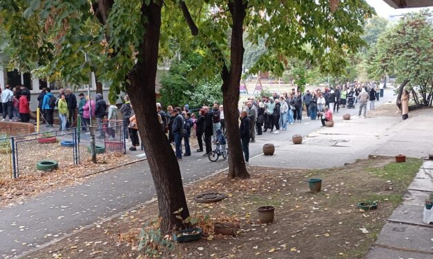 Jelentős várakozás a szavazóhelyeken – Vučić vagy az Egyetemista lista?