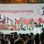 Vučić ingyen fogorvosi ellátást, kórházak felújítását, magasabb nyugdíjakat ígért az újvidéki nagygyűlésen