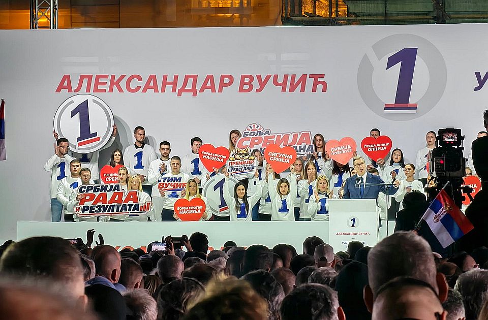 <span class="entry-title-primary">Vučić ingyen fogorvosi ellátást, kórházak felújítását, magasabb nyugdíjakat ígért az újvidéki nagygyűlésen</span> <span class="entry-subtitle">Azt is mondta, hogy december 13-án utazhatnak Belgrádtól Budapesten keresztül Bécsig és Vajdaság mindig is szerb volt, ma is az és mindig az is marad</span>